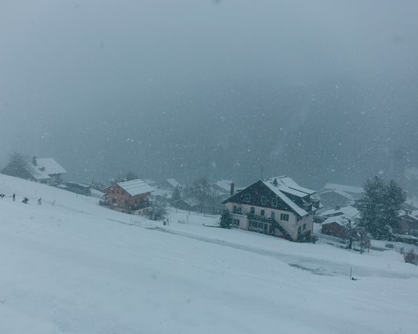 Chalet sous la neige