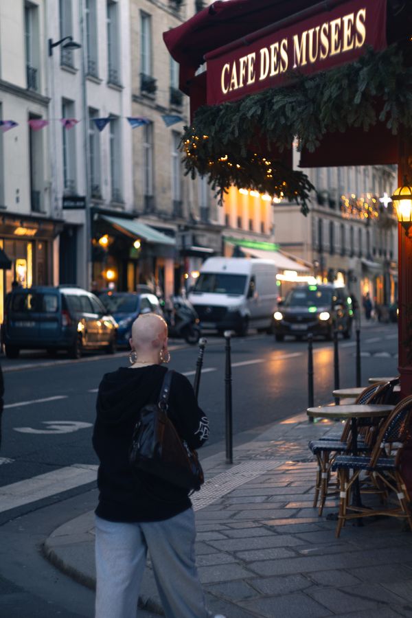 Rue parisienne devant le Café des Musées à l'aube
