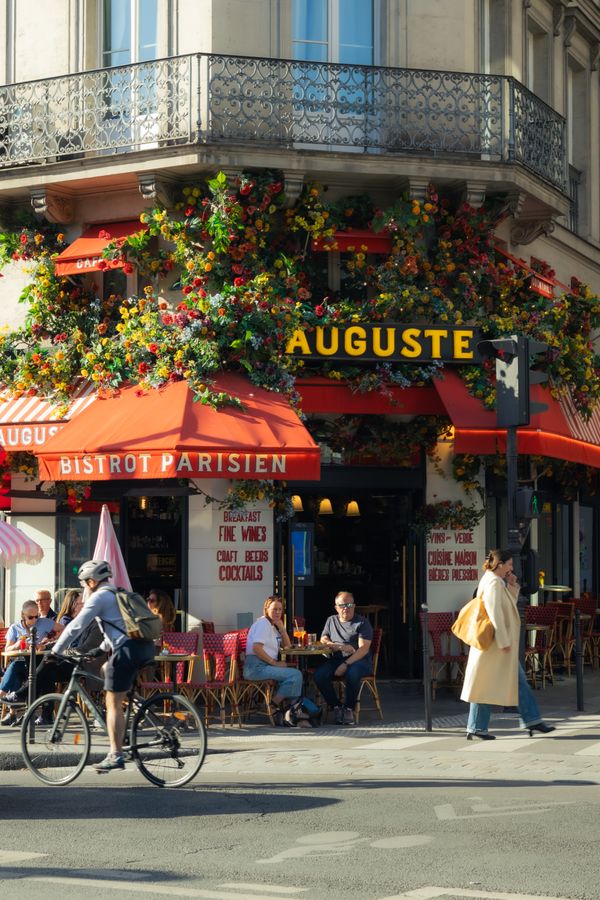 Terrasse fleurie du bistrot Auguste